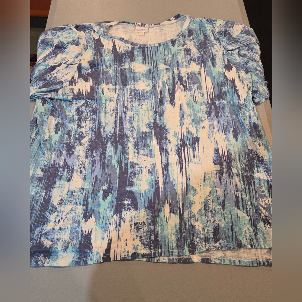 LuLaRoe Blue and White Patterned Blouse (5c7)